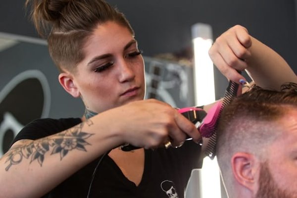 Utilisation des avis clients pour améliorer les services de coiffure et de beauté